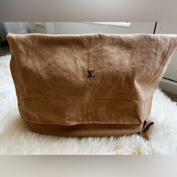 AUTHENTIC LOUIS VUITTON ALMA in Black Epi Leather - Picture 5 of 14